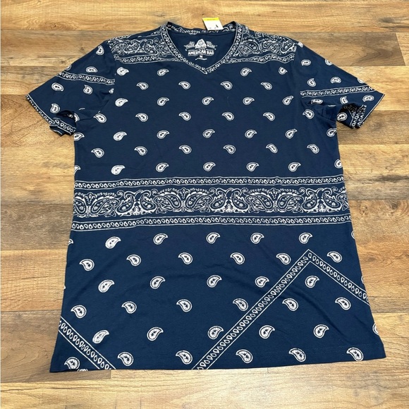 🧿 American Rag Navy Bandana Print V-Neck Tee – Size Medium 🧿 - Picture 2 of 6
